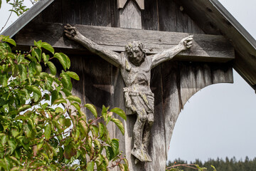 hölzernes Kruzifix an einem Wegekreuz