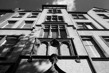 Aufwängig restaurierte Fassasde eines Altbau aus der Froschperspektive im Sonnenschein in der...