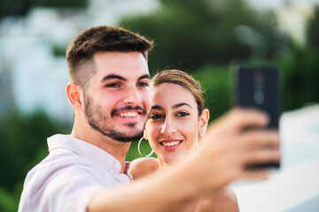 Pareja sonriendo en una azotea