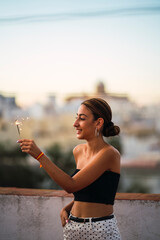 Chica posando en azotea con skyline de fondo y bengala en la mano