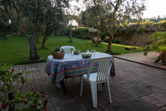 Dining Al Fresco In The Garden