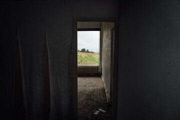 porte et pièce abandonnée. salle sombre et abandonnée. Banqueroute et faillite d'un commerce