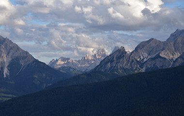 Peaks at the end of the day
