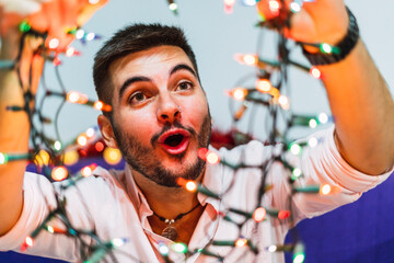 Chico feliz con guirnaldas de navidad