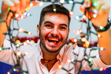 Chico feliz con guirnaldas de navidad