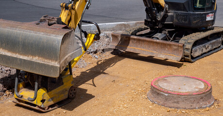 Tiefbau Bagger auf einer Baustelle eines Gehweg