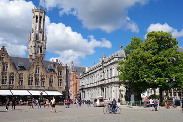 Obraz premium Vue de Bruges surplombée par son beffroi