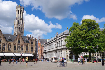 Vue de Bruges surplomb&eacute;e par son beffroi