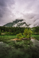Fototapeta premium Epische Stimmung mit Morgennebel am Hintersee im Berchtesgadener Land.