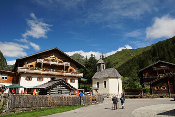 Fototapeta na wymiar Abgeschiedenes Bergdorf in Osttirol
