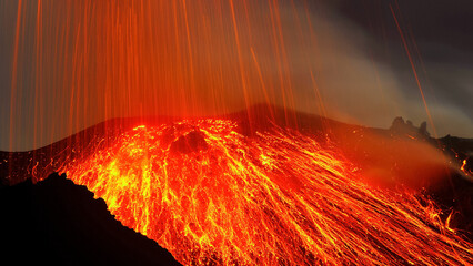 Stromboli Kraterbereich während einer Eruption © Roland