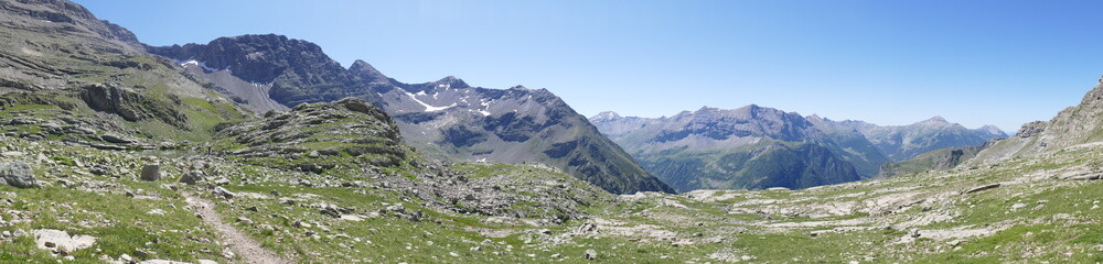 Fototapeta na wymiar Panoramique : sentier de randonnée en montagne