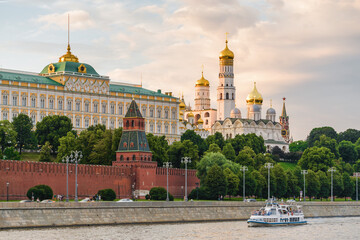 Obraz premium Sunset view of Moscow Kremlin above the Moscow river, Russia.