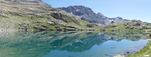 Naklejka na ściany i meble Panoramique : lac et montagne alpins