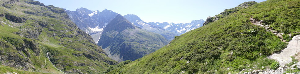 Fototapeta premium Panoramique : sentier en balcon en montagne
