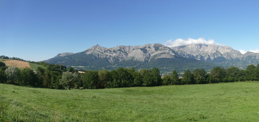Panoramique : champs devant les montagnes