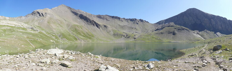 Panoramique d'un lac alpin d'altitude