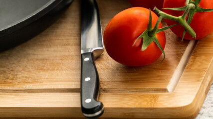 Tomaten neben einer Pfanne