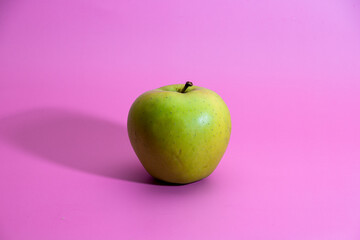 Manzana verde sobre fondo de color