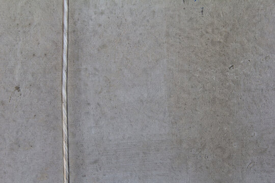 Betonwand mit Blitzableiter