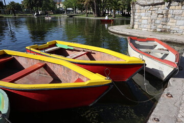 Fototapeta na wymiar Jardim com um lago, onde se pode passear em barcos de recreio.