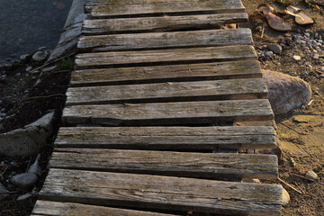 Stare deski na drewnianym poście nad wodą.