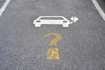 Parksymbol Elektroauto Ladestation Wegweiser mit Fragezeichen auf Asphalt