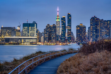Manhattan skyline with Empire State Building seen from Gantry Plaza State Park, Queens, New York City, USA