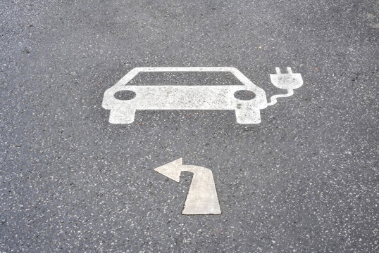 Parksymbol Elektroauto Ladestation Wegweiser nach rechts auf Asphalt