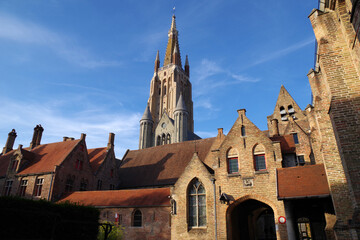 Clocher monumental au-dessus de Bruges