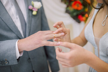 Obraz na płótnie Canvas Wedding couple exchanging wedding rings. Wedding rings.