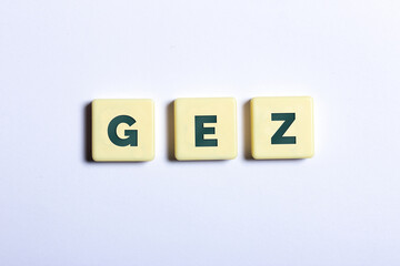 Obraz premium GEZ in Buchstaben auf weißem Hintergrund
