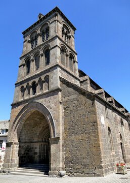 
L&rsquo;&eacute;glise Saint-Mathieu dans le village de Salers
