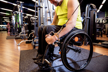 Obraz premium Disabled man training in the gym of rehabilitation center