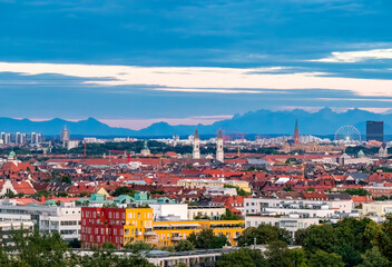 Blick vom Olympiaberg, Kirche St. Benno in Neuhausen und Paulskirche vor Alpenkette, München, Bayern, Deutschland, Europa © pwmotion
