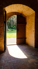 Tür Tor antik Portal geöffnet Sonne strahlt herein, Blick in den Park Garten, Pforte zum Kloster Kirche Altbau, historische architektur, wild romantisch geheimnisvoll verwunschen  © www.barfuss-junge.de