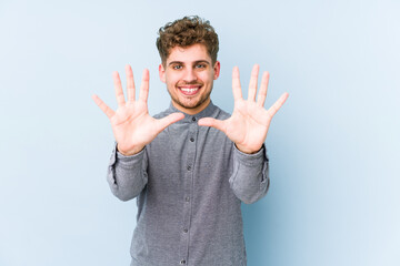 Naklejka premium Young blond curly hair caucasian man isolated showing number ten with hands.