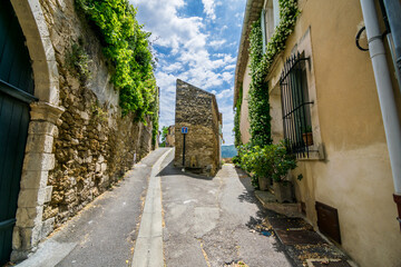 Fototapeta na wymiar Ménerbes, village perché dans le massif du Luberon en Provence-Alpes-Côtes-d'Azur - France. 