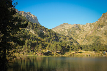 Fototapeta na wymiar Paysage des Pyrénées au Le lac du laurenti en ariège