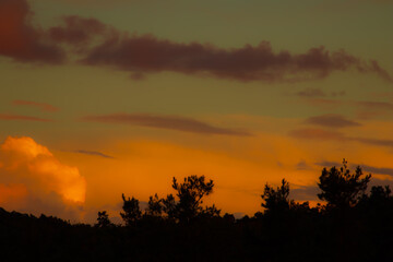 Fototapeta na wymiar Sonnenuntergang am bewölkten Himmel
