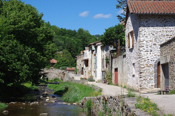 Fototapeta na wymiar rivière du village de Blesle, Haute Loire, France