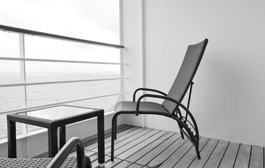 Elegante Balkonmöbel auf Terrasse von Luxuskabine auf Kreuzfahrtschiff - Deck chair and table on...