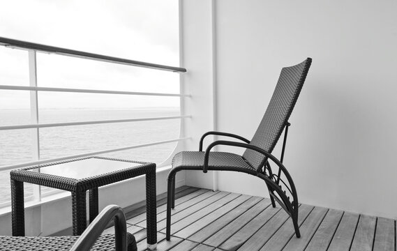 Elegante Balkonmöbel auf Terrasse von Luxuskabine auf Kreuzfahrtschiff - Deck chair and table on balcony or veranda of luxury suite on cruiseship or cruise ship liner