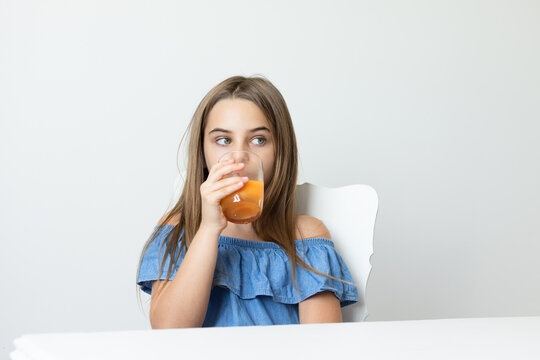 Crian&ccedil;a tomando suco de fruta saboroso