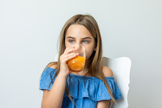 Crian&ccedil;a feliz saboreando suco de frutas saud&aacute;vel