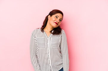 Fototapeta premium Middle age latin woman isolated on a pink background dreaming of achieving goals and purposes