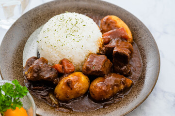 カレーライス　皮付きメークインと牛肉