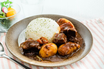 カレーライス　皮付きメークインと牛肉