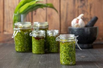 selbstgemachtes grünes Pesto aus Bärlauch, Öl, Knoblauch und Pinienkerne für Nudeln