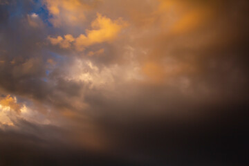 Obraz premium The sky before the storm with clouds of heavy dark dramatic tones. Colorful sky during natural disasters.